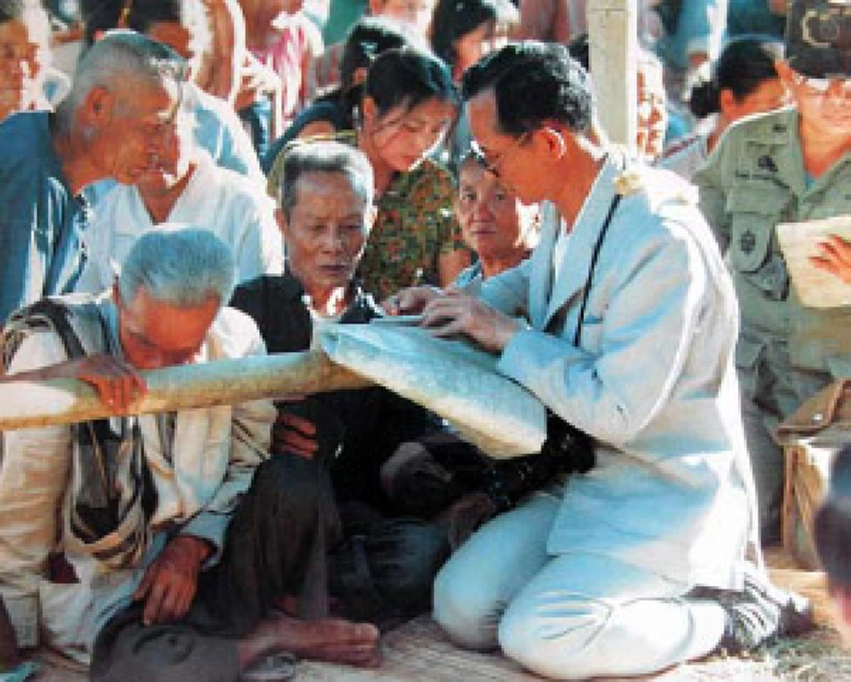 ธ สถิตในดวงใจไทยนิรันดร์...การเสด็จพระราชดำเนินในถิ่นทุรกันดารของในหลวง ร.๙ โพลชี้นี่คือภาพความทรงจำที่ตราตรึงในหัวใจของคนไทย