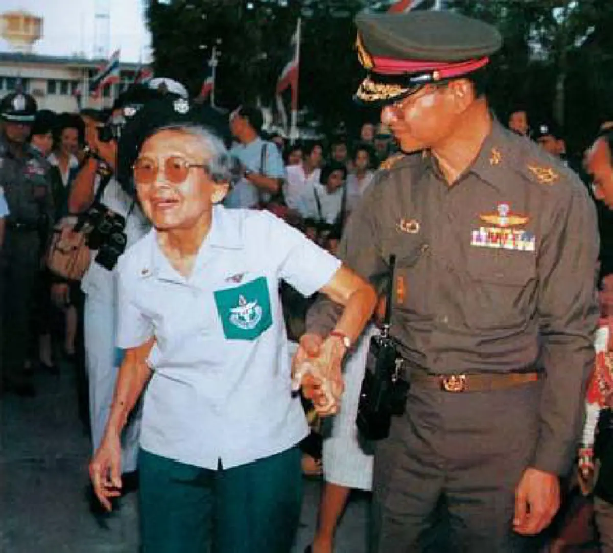เครื่องแบบ พอ.สว. ฉลองพระองค์ที่สมเด็จย่าทรงโปรด กับแนวพระราชดำริสมเด็จย่า ต้นแบบความพอเพียงแห่ง2กษัตริย์และของคนไทยทั้งชาติ 