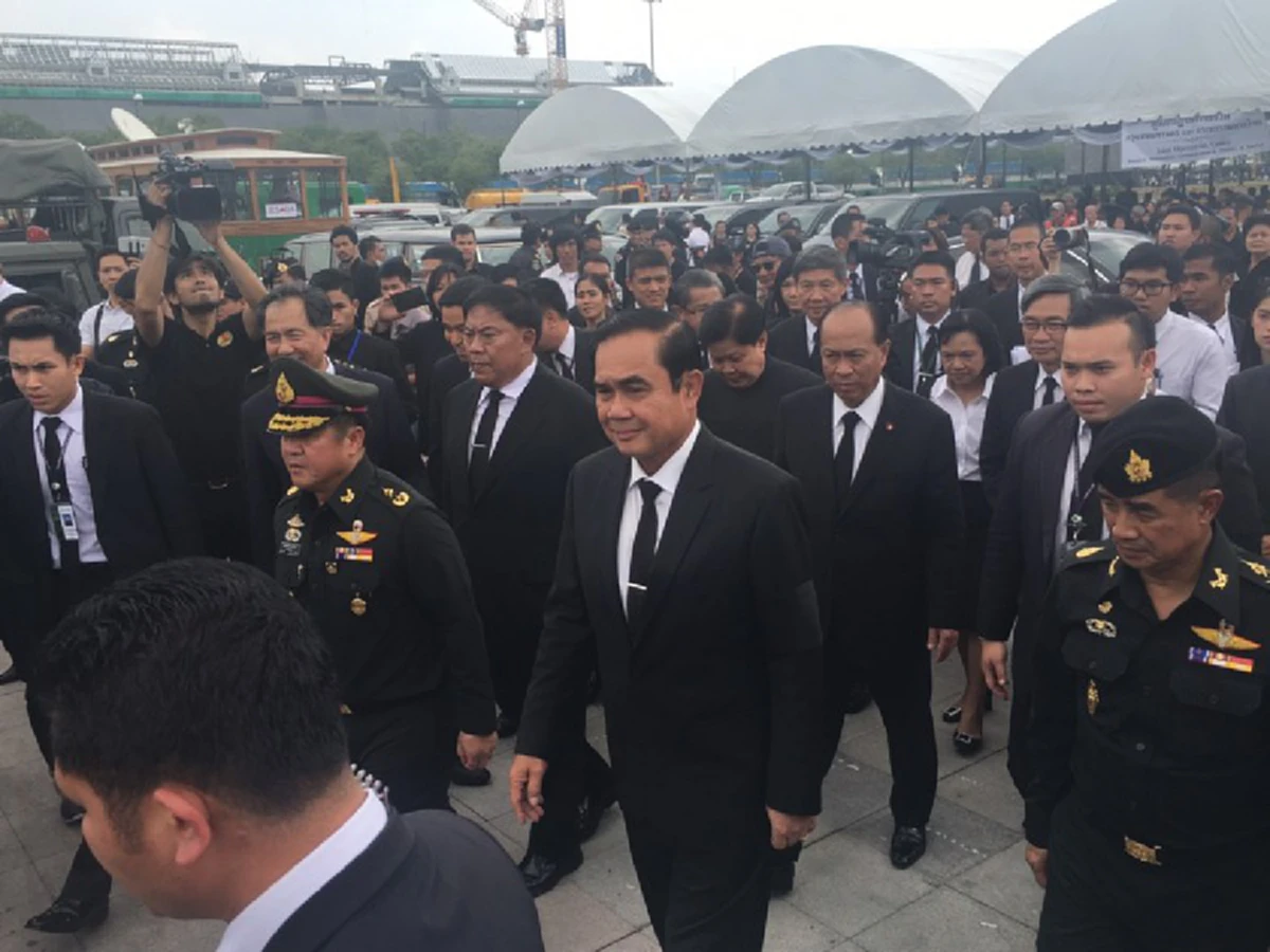 "บิ๊กตู่" ลงพื้นที่ตรวจเยี่ยม "ท้องสนามหลวง" ดูแลผู้มาลงนามแสดงความอาลัยสมเด็จพระเจ้าอยู่หัวฯ