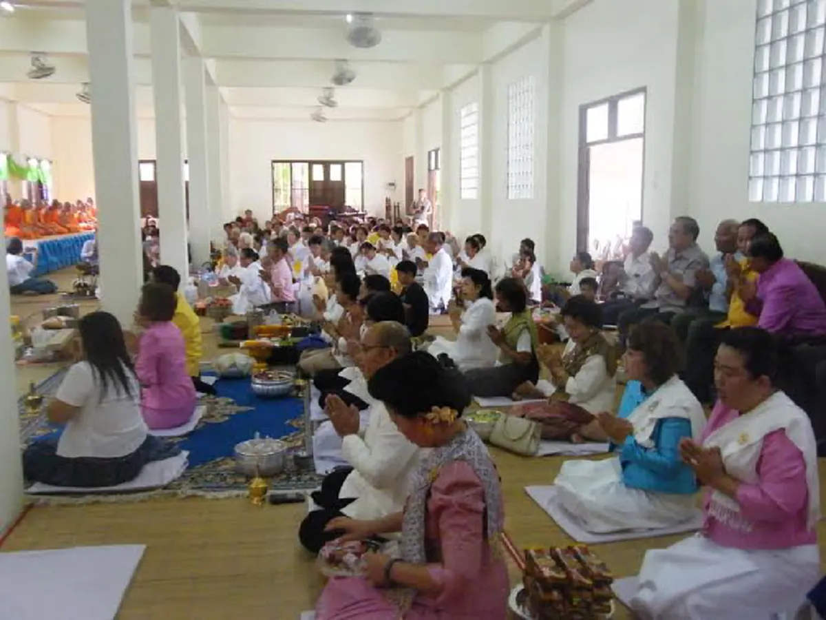 ผู้ว่าฯมุกดาหาร นำประชาชนไทย-ลาว ร่วมทำบุญตักบาตร เทศกาลเข้าพรรษา ถวายเป็นพุทธบูชา (มีภาพ)