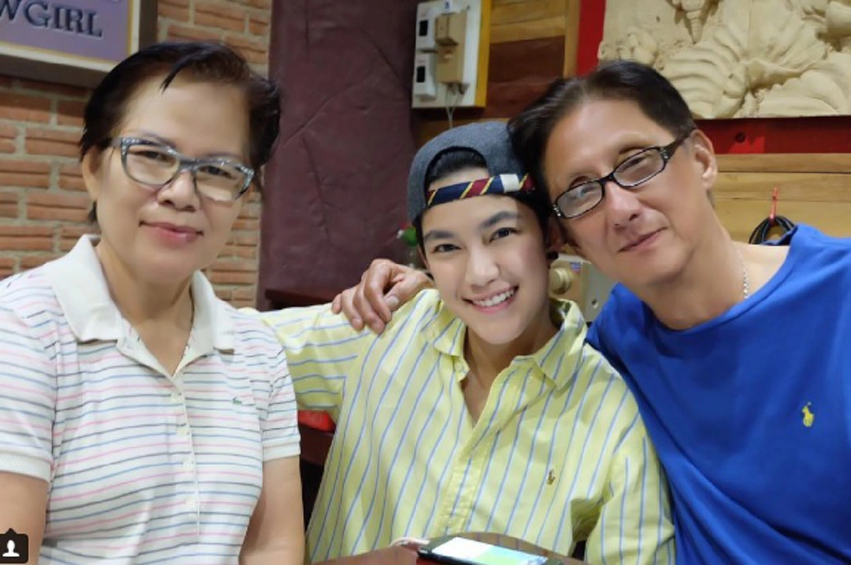 คิดถึงสุดหัวใจ!!! ติ๊นาโพสต์รูปครอบครัวเนื่องในวันคล้ายวันเกิดคุณพ่อ กับข้อความสุดเศร้าสะเทือนใจสุดๆ