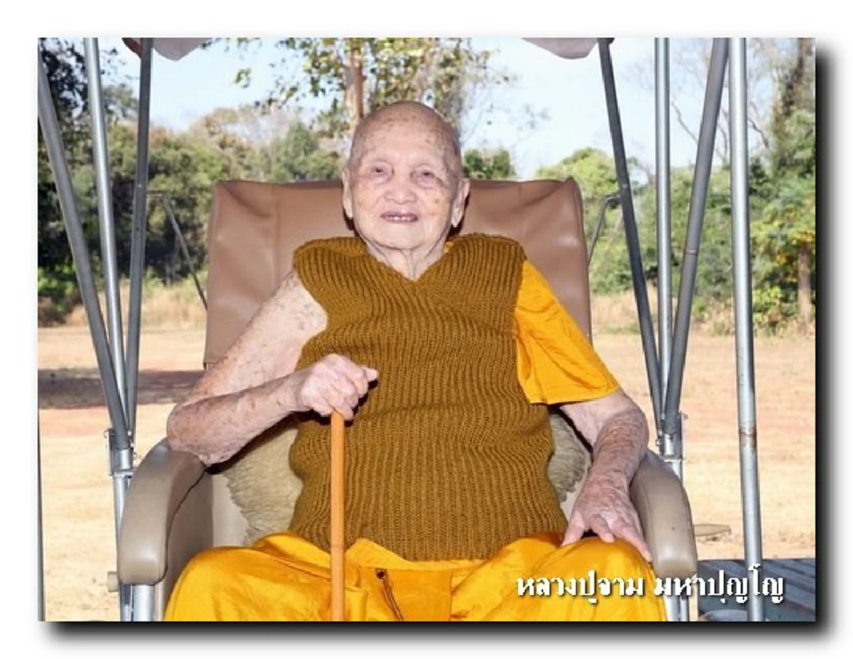 พระฝรั่งครึ่งลาวครึ่งจีไอร้อนวิชาจนพล่ามไม่หยุด.. หลวงปู่จามเลยต้องพิสูจน์ด้วยการสาดน้ำร้อนใส่!!