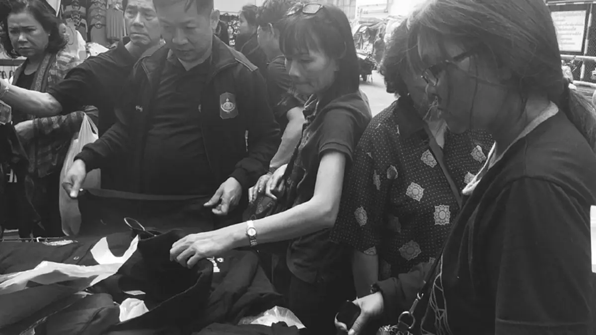 นายกฯเชื่อคนไทยทุกคนรักในหลวง แม้สวมเสื้อดำไม่ได้ทุกวัน !!! วอนเข้าใจกันอย่าตีความเกินเลยกลายเป็นเรื่องใหญ่