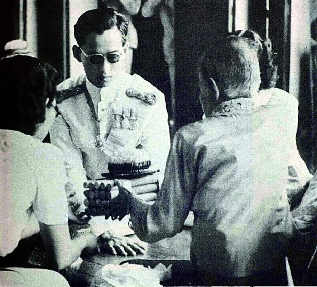 2 พระองค์ ทรงเป็นแบบอย่างการเริ่มต้นสร้างครอบครัว แม้งาน ราชาภิเษกสมรสพระราชพิธีที่เรียบง่ายแทบจะเรียกได้ว่า สิ้นเปลืองน้อยที่สุดในโลก