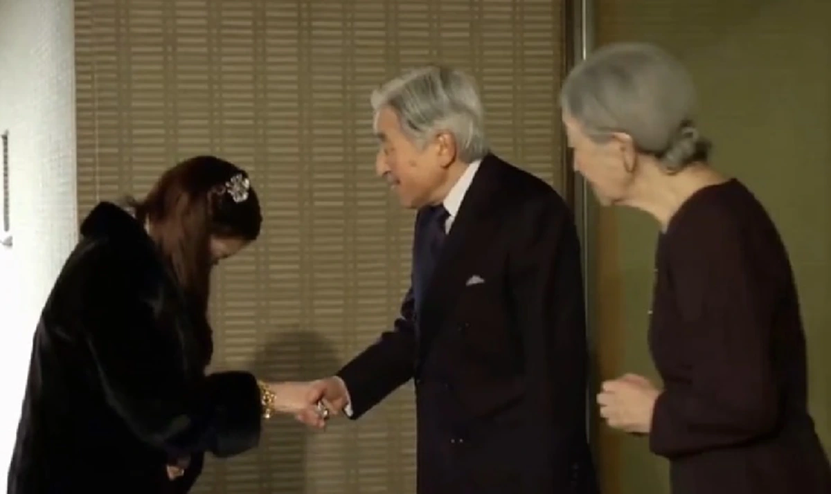 ภาพแห่งความรัก !!! ประทับใจมิรู้ลืม สมเด็จพระจักรพรรดินีญี่ปุ่น ทรงประคอง ฟ้าหญิงจุฬาภรณ์  ...สัมพันธ์อันแน่นแฟ้น ทั้งยามสุขและยามเศร้า 