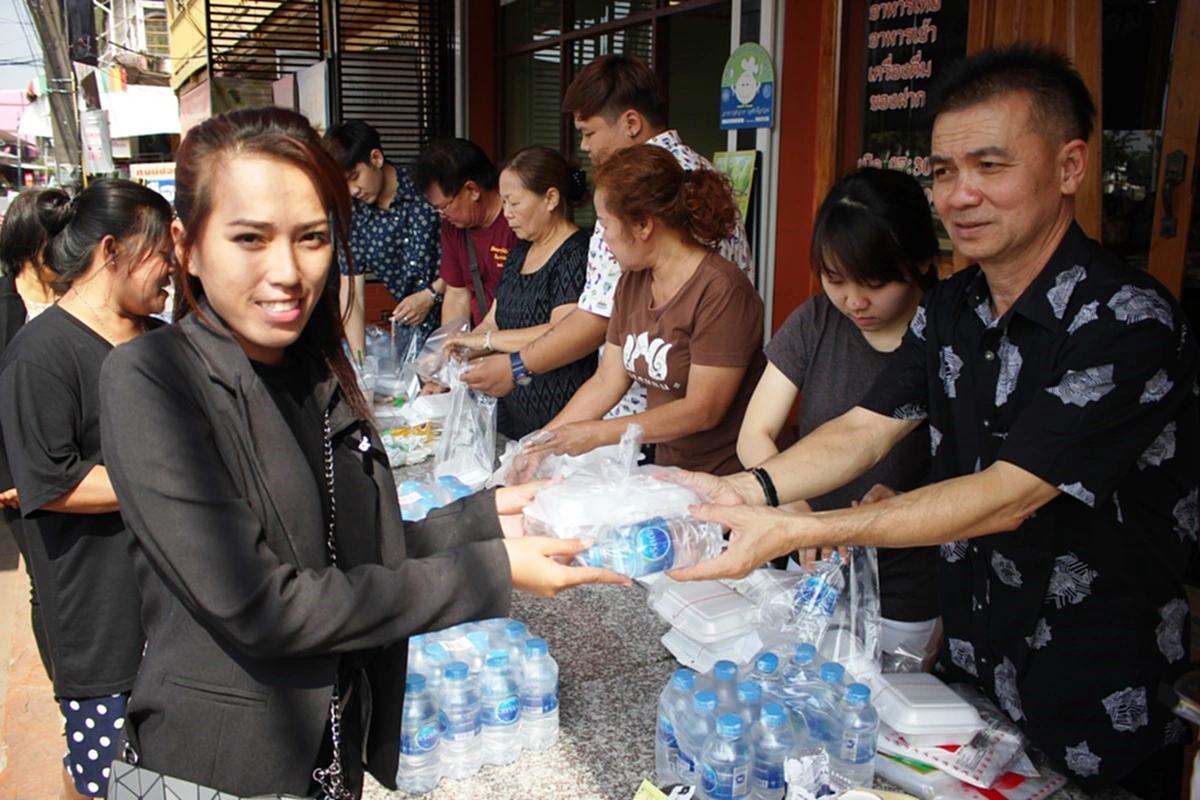 ถูกสั่งสอนมาดี!!!ต้นตระกูลชาวไทยเชื้อสายเวียดนามสั่งสอนให้ลูกหลานสำนึกในพระมหากรุณาธิคุณ ร.๙!! ตั้งโรงทานถวายเป็นพระราชกุศล (มีคลิป)