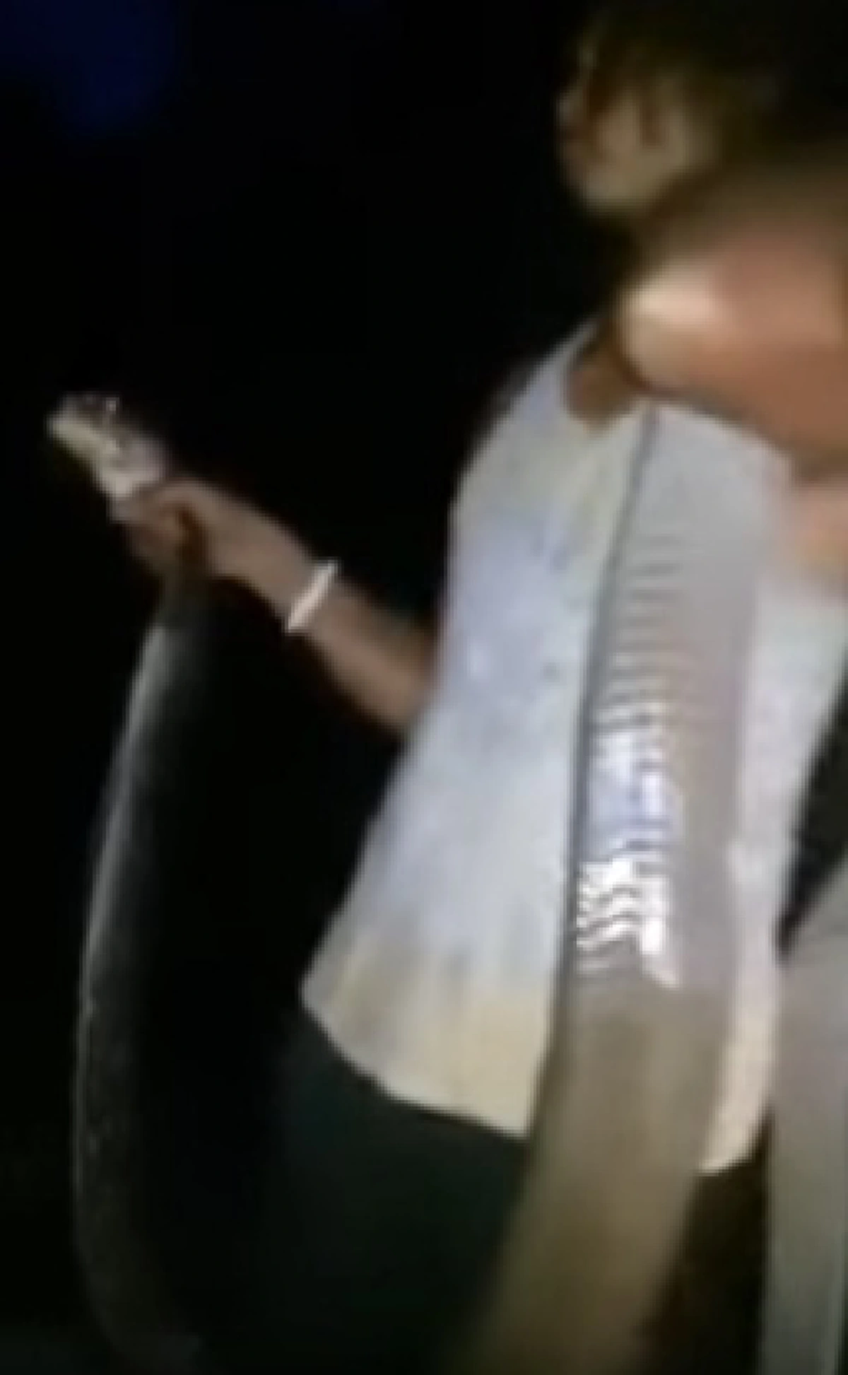 มัน..ใหญ่..มากส์ !!! หนุ่มนครศรีฯ โชว์จับงูจงอางยักษ์ ด้วยมือเปล่า ตัดสินใจปล่อยคืนสู่ป่า เพราะเชื่อเป็นงูเทวดา !?!  ( คลิป)