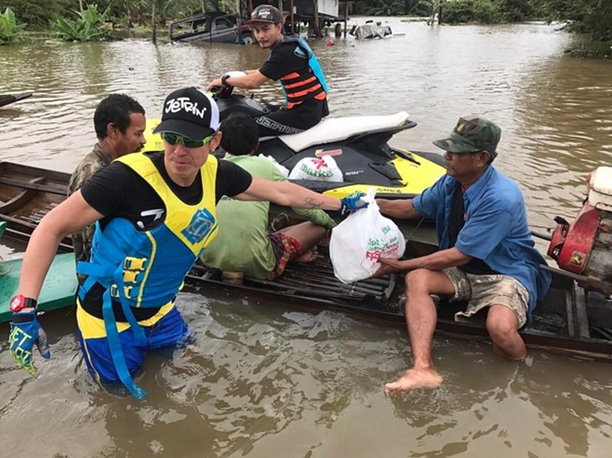 ยามสุข เราสนุก ยามทุกข์ เราไม่ลืมกัน!!! ส่องชัดๆคนบันเทิงแห่ลงพื้นที่ช่วยผู้ประสบภัยน้ำท่วม