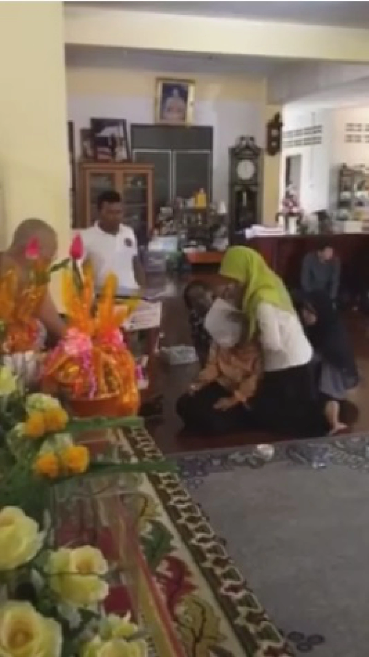 สุดสะพรึง!! "2 สาวมุสลิม" หามเพื่อนมาวัด ให้เจ้าอาวาสทำพิธีไล่คุณไสยกันสดๆ ใครได้เห็นถึงกับขนลุก เกิดมายังไม่เคยเจอ!!