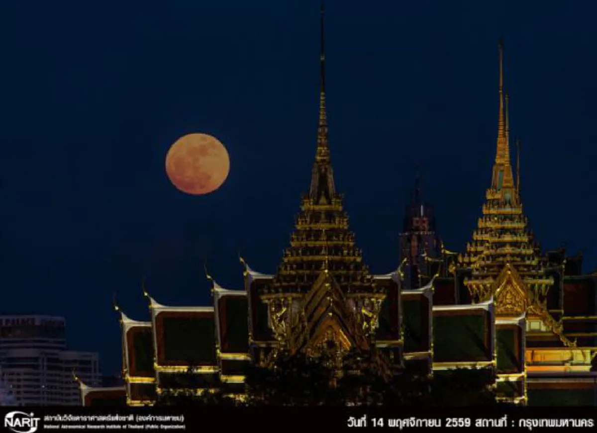 " สถาบันวิจัยดาราศาสตร์แห่งชาติ" บันทึกภาพดวงจันทร์เหนือพระที่นั่งดุสิตมหาปราสาทในค่ำคืนประวัติศาสตร์  น้อมถวายอาลัย " ในหลวง รัชกาลที่ ๙ "