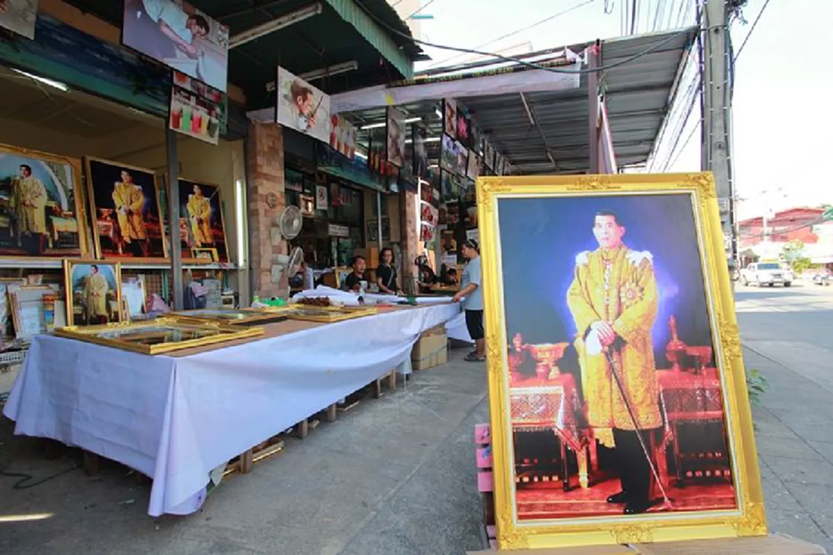 ประชาชนแห่ซื้อพระบรมฉายาลักษณ์ สมเด็จพระเจ้าอยู่หัวรัชกาลที่ 10 (รายละเอียด)