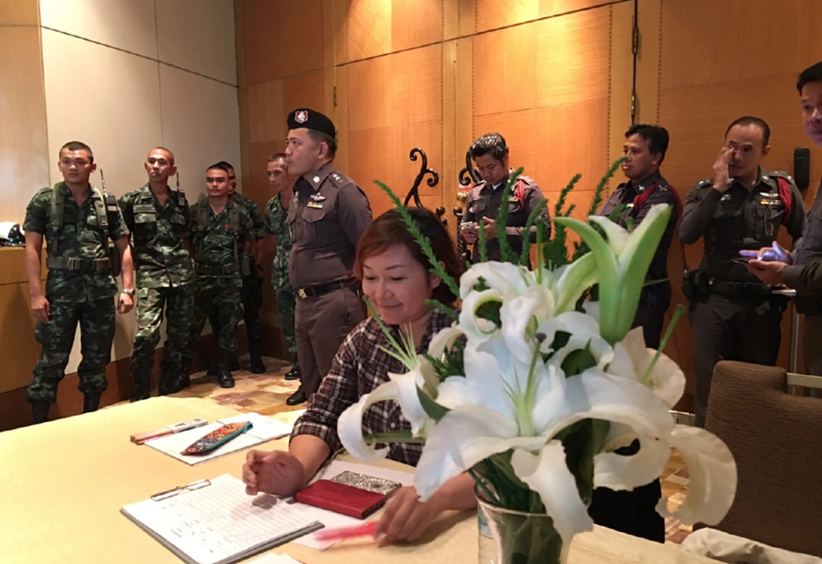 งานล่ม!!!..."ตร.-ทหาร"ควบคุมงานแถลงข่าวองค์กรชาวพุทธเรื่อง"เจ้าหน้าที่รัฐอาจใช้ความรุนแรงต่อพระสงฆ์ ชาวพุทธ"...ห้ามทุกคนเข้างาน!!!
