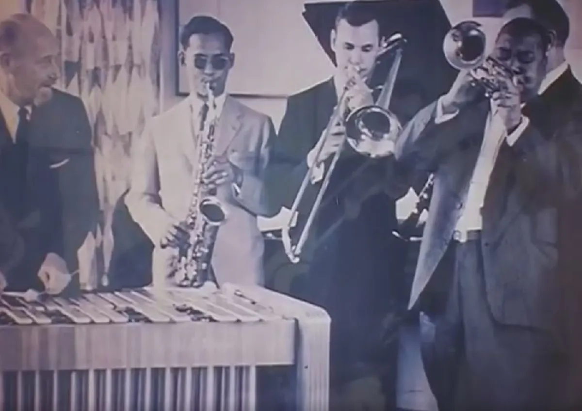 ย้อนอดีต ชุดฉายในโรงภาพยนตร์... "เพลงสรรเสริญพระบารมี" ที่ฉายในโรงภาพยนตร์และหนังกลางแปลงในอดีต รัชกาลที่ ๙ (ชมคลิป)