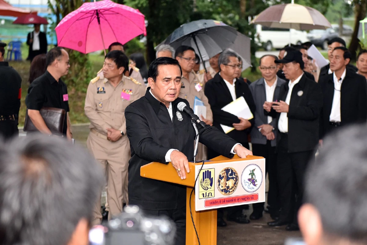 เรียกรอยยิ้ม !บรรยากาศ"ลุงตู่" ลงพื้นที่"จ.สุราษฎร์ฯ"ลุยช่วยน้ำท่วม  พร้อมช็อตประทับใจ"เซลฟี่"อย่างเป็นกันเองกับนักเรียนอาชีวศึกษาฯ (ภาพชุด)