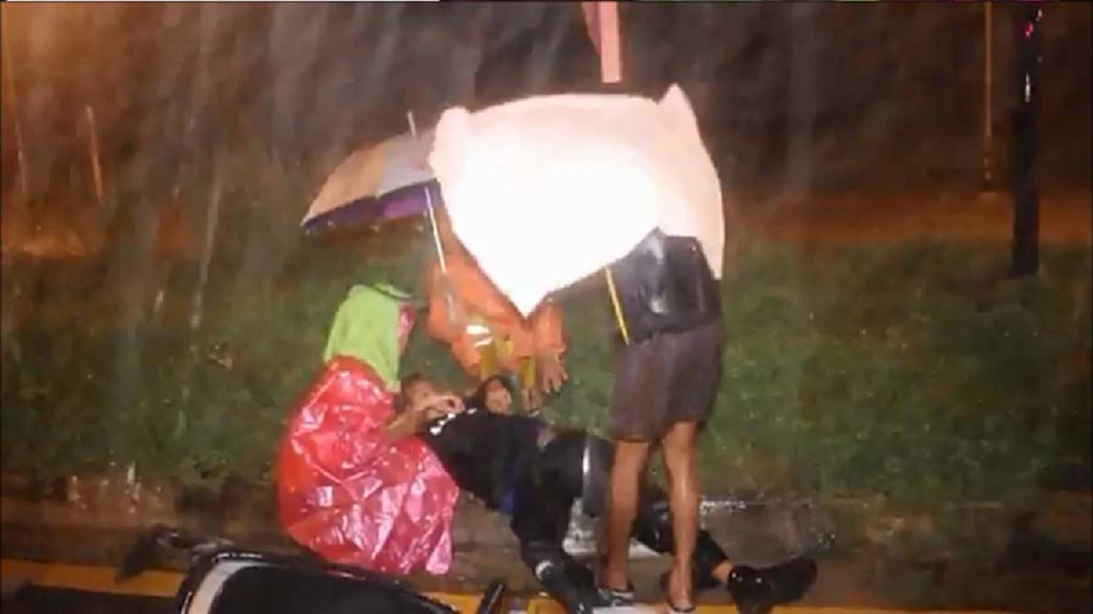 คนดีต้องแชร์!!! แห่ชื่นชม 2 แม่ลูก จอดรถจยย.กลางสายฝนตกหนัก ช่วยเหลือผู้ประสบอุบัติเหตุ!!!