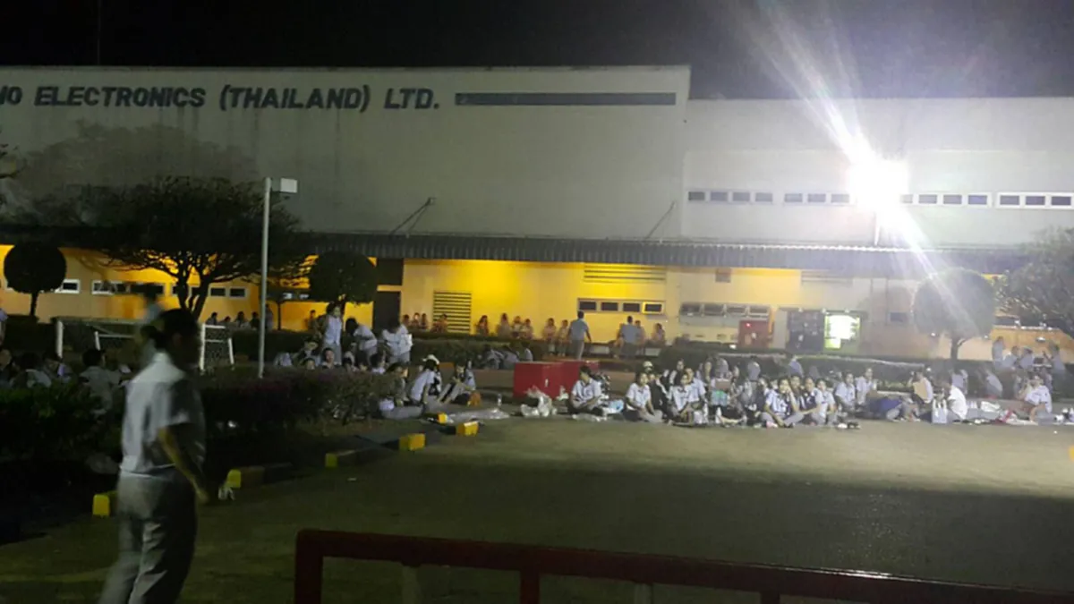 ป่วนกลางดึก!! พนง.โรงงานปราจีน 150คน หยุดงานประท้วง ร้องขอโบนัสและเงินสวัสดิการ จนท. เร่งไกล่เกลี่ย