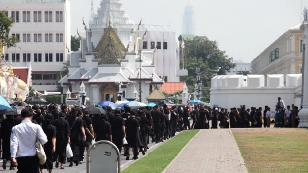 หยุุดเอาเปรียบปชช.!!! "สุวพันธุ์" ปัดขรก.แทรกคิวกราบพระบรมศพ  ย้ำห้ามใช้สิทธิ์พิเศษทำคนรอเดือดร้อน พร้อมยกเลิกแผนปิดถนน 27 สายรอบสนามหลวง