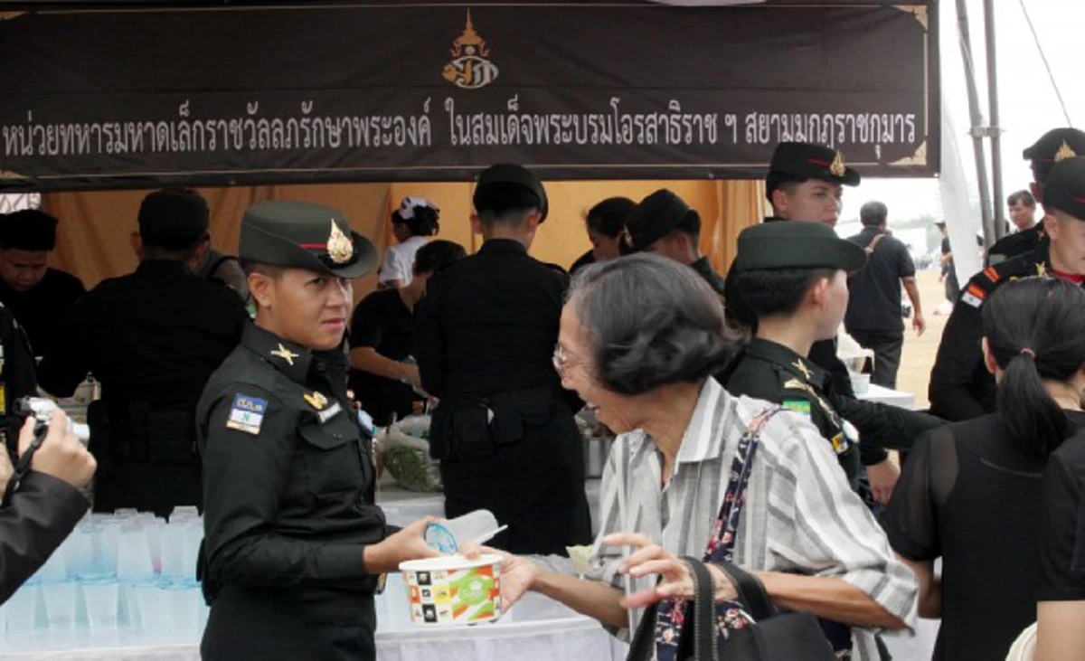 พระมหากรุณาธิคุณอันหาที่สุดมิได้!!! สมเด็จพระบรมฯทรงห่วงใยประชาชน พระราชทานอาหารเพิ่มเป็น 4 มื้อต่อวัน