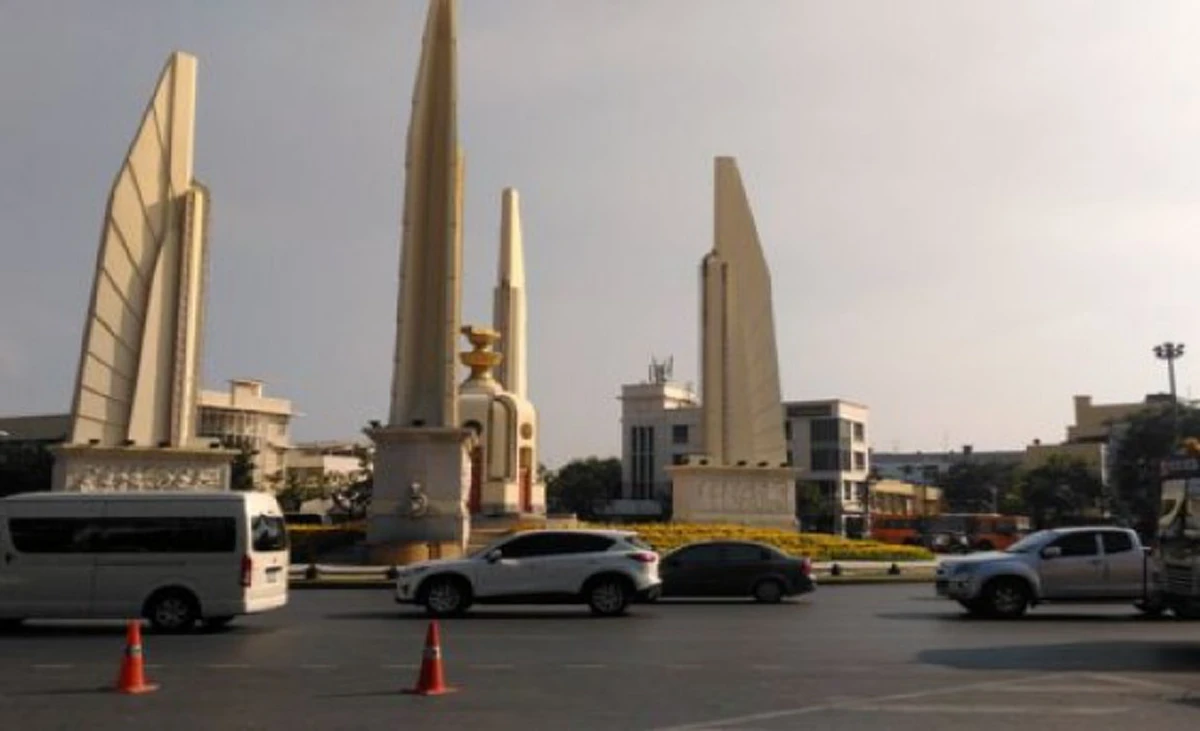 กร่อย!!! ไร้เงาม็อบต้านพรบ.คอมพ์ฯ ที่อนุสาวรีย์ปชต. ขณะที่หอศิลป์มาไม่ถึง 10 คน แต่มี "จ่านิว" คอยสังเกตการณ์