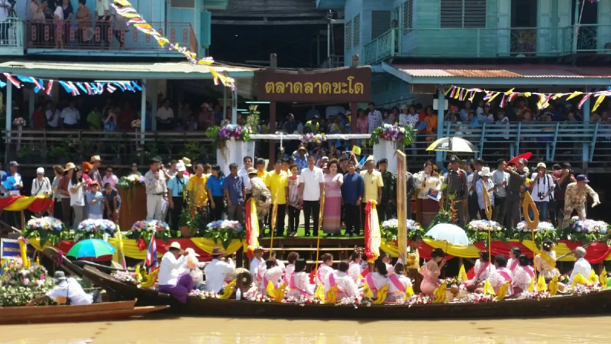 กรุงเก่า ถวายเทียนพระราชทาน  และจัดแห่เทียนทางน้ำคลองลาดชะโด สุดตระการตา (มีภาพ)
