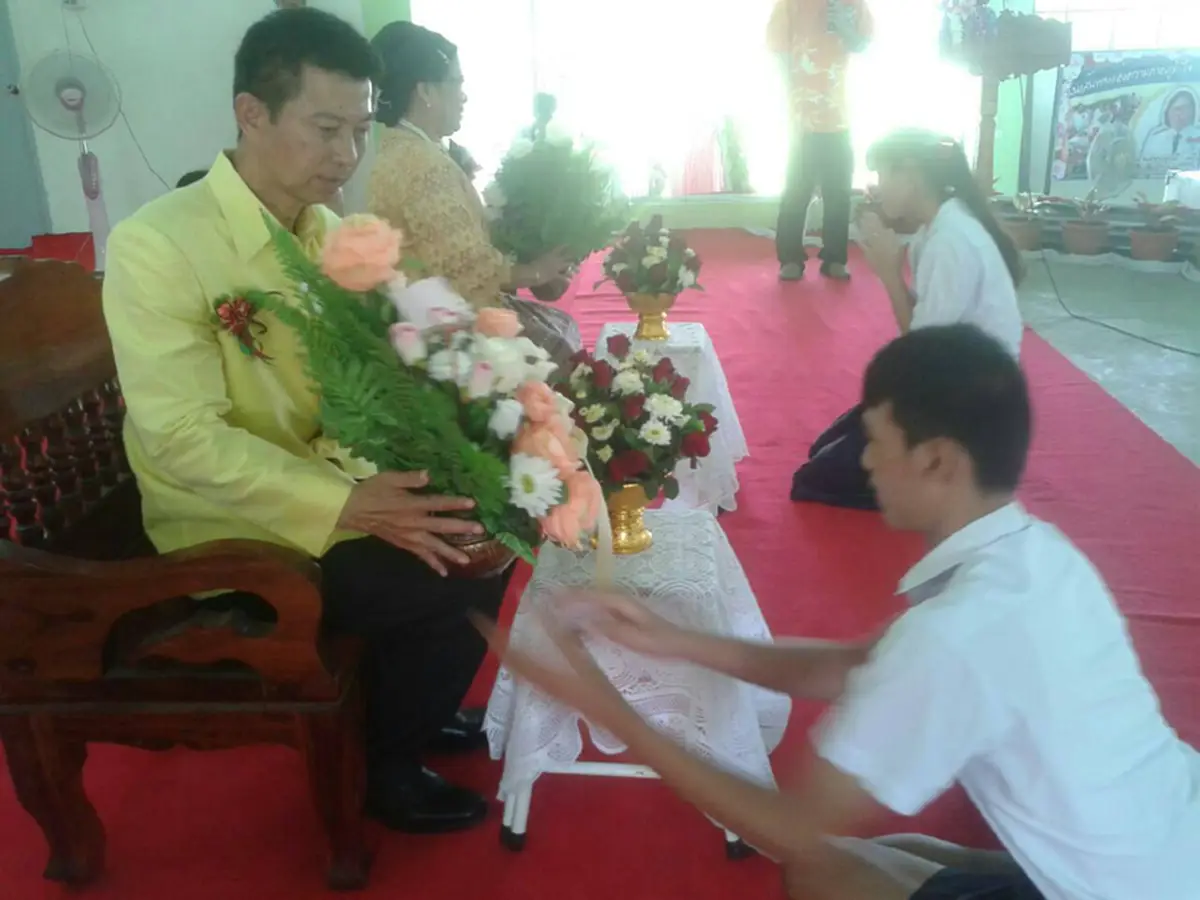 น้ำตาปริ่ม!! นักเรียนร.ร.เทศบาล 4 เมืองสิงห์พร้อมใจทำซุ้มไม้เรียว งานแสดงมุฑิตาจิต ผอ.-ครู  เกษียณ