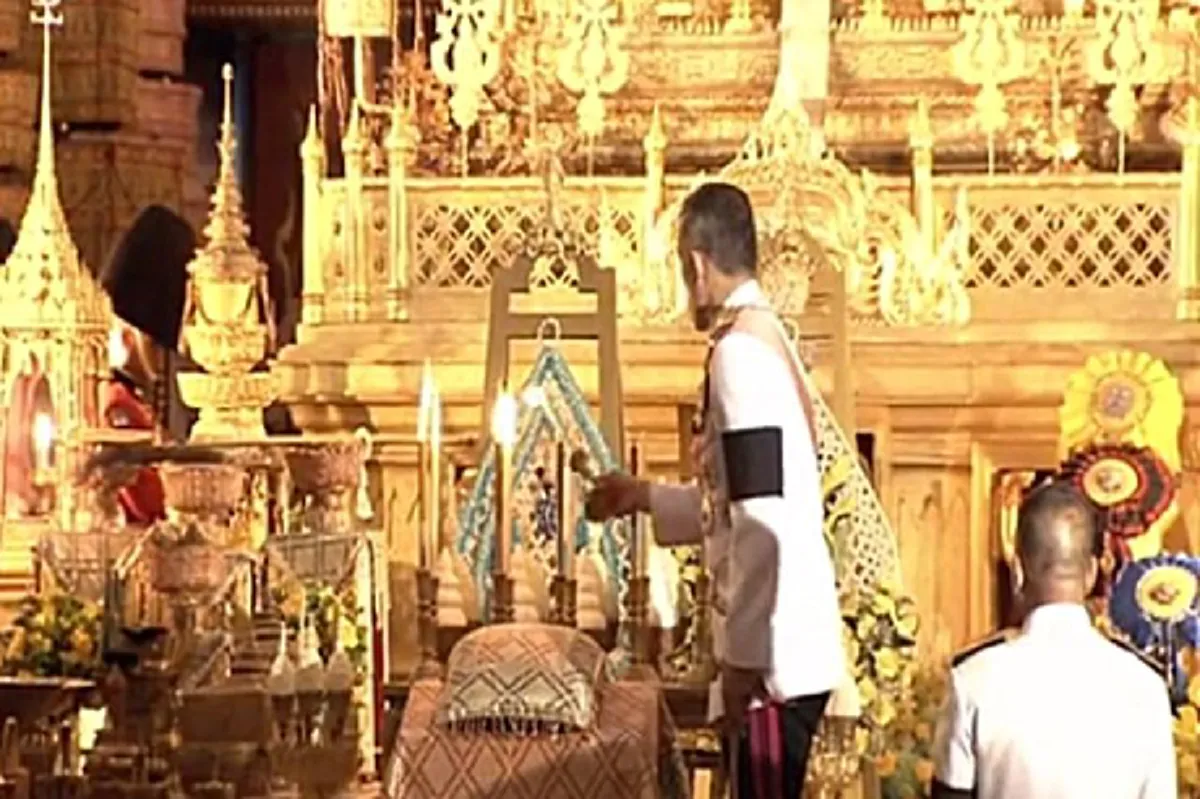"สมเด็จพระเจ้าอยู่หัวมหาวชิราลงกรณ บดินทรเทพยวรางกูร"  เสด็จพระราชดำเนินทรงบำเพ็ญพระราชกุศล สตมวาร (100 วัน) พระบรมศพ ในหลวง ร.9