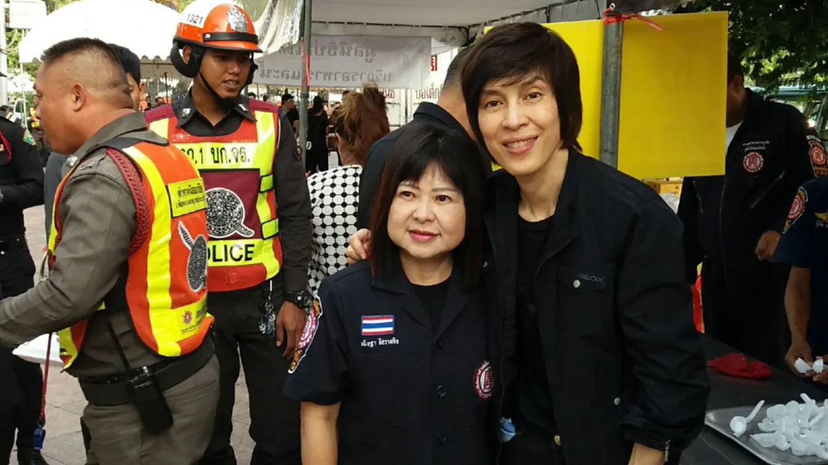 สุดซึ้งน้ำตาไหล "เรารักในหลวง"  จากหัวใจ " พี่ปุ๊ อัญชลี จงคดีกิจ นักร้องดัง ขอทำดีเพื่อพ่อ!! ( คลิป)