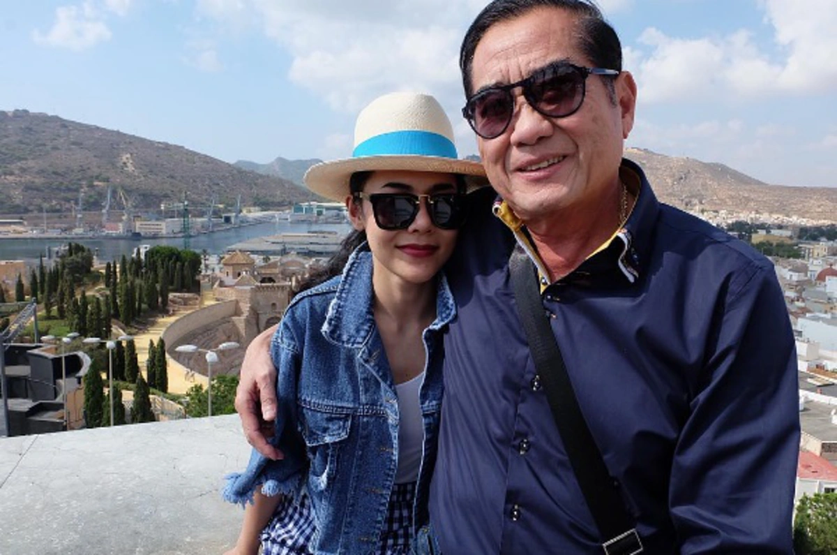 เริ่มไปไกลแล้ว..!ชาวเน็ต แชร์โพสต์"ประวัติศาสตร์หน้าใหม่"ปมนามสกุล"ศรุตานนท์"ของสาวข้างกาย "พล.ต.อ.สันต์"บอกเลยวงการสามีแห่งชาติถึงสะท้าน