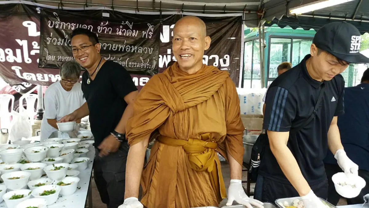 กลั้นน้ำตาไม่อยู่!!  "พระพุทธะอิสระ" กล่าวถึงพ่อหลวง ร.๙ ทั้งน้ำตา พร้อมเดินตามรอยพระยุคลบาทของพ่อหลวง ใช้ชีวิตพอเพียง (ชมคลิป)