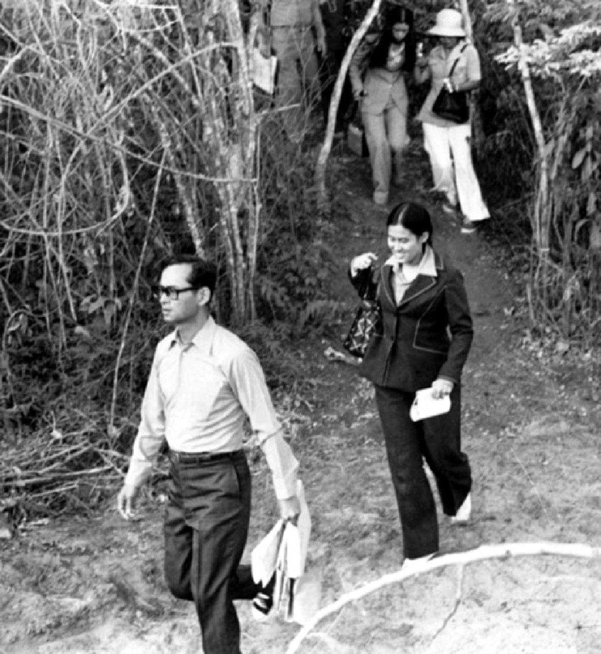 "ฉันเดินตามรอยเท้าอันรวดเร็วของพ่อโดยไม่หยุด"...เรียนรู้ตามพระยุคลบาทโดยสมเด็จพระเทพฯ ...ขอพระองค์ทรงพระเจริญ