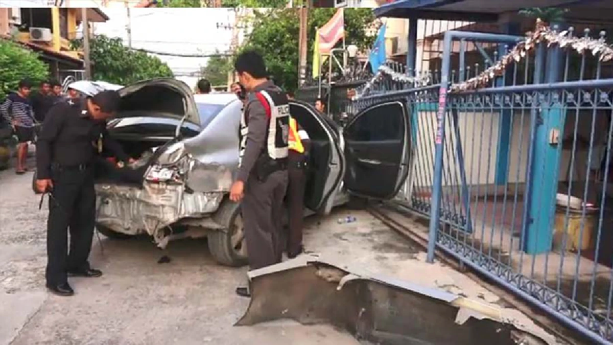 ซิ่งระห่ำแหกด่าน!!! ซ้ำยังถอยรถชนตำรวจ-ชนประตูบ้านชาวบ้าน สุดท้ายทิ้งรถซ้อยจยย.หลบหนี!!!