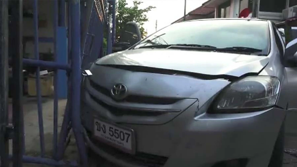 ซิ่งระห่ำแหกด่าน!!! ซ้ำยังถอยรถชนตำรวจ-ชนประตูบ้านชาวบ้าน สุดท้ายทิ้งรถซ้อยจยย.หลบหนี!!!