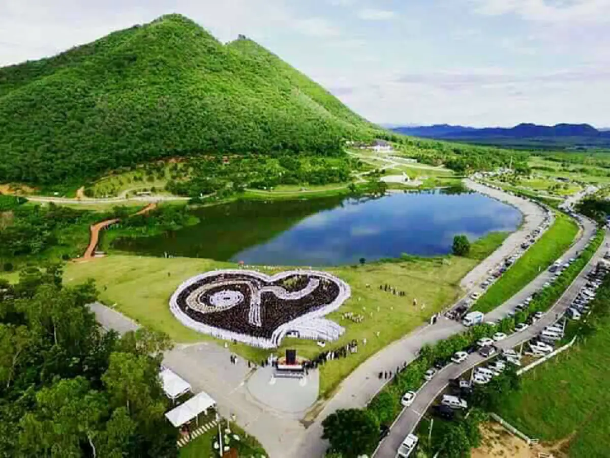 จากก้นบึ้งของหัวใจ!!! ชาวเพชรบุรี ร่วมแปรตัวอักษรน้อมรำลึกถึงพระมหากรุณาธิคุณ ในหลวง ร.๙ ในพื้นที่ "โครงการชั่งหัวมัน"