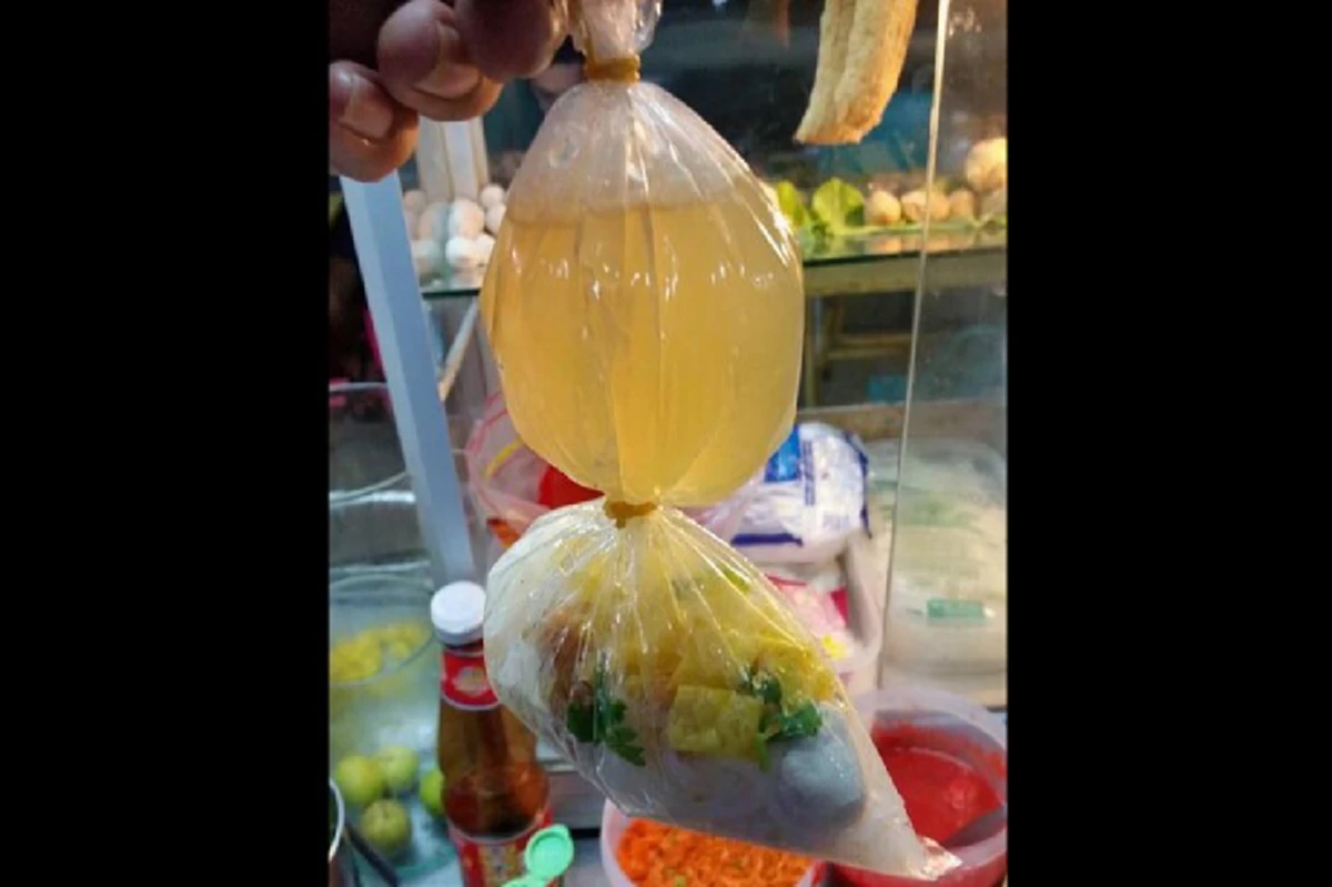 สมองไทยล้วนๆ !!! เจ้าของร้านสุดครีเอทมัดถุงก๋วยเตี๋ยวในแบบไม่เหมือนใคร แต่ทำให้ทุกคนมองอมยิ้มรับรู้ว่านั่นคือ "เล็กแยกน้ำ"