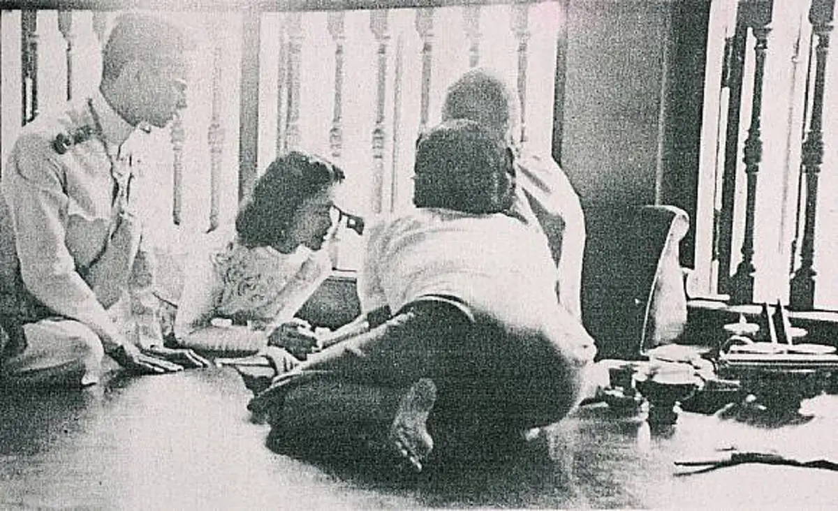 2 พระองค์ ทรงเป็นแบบอย่างการเริ่มต้นสร้างครอบครัว แม้งาน ราชาภิเษกสมรสพระราชพิธีที่เรียบง่ายแทบจะเรียกได้ว่า สิ้นเปลืองน้อยที่สุดในโลก