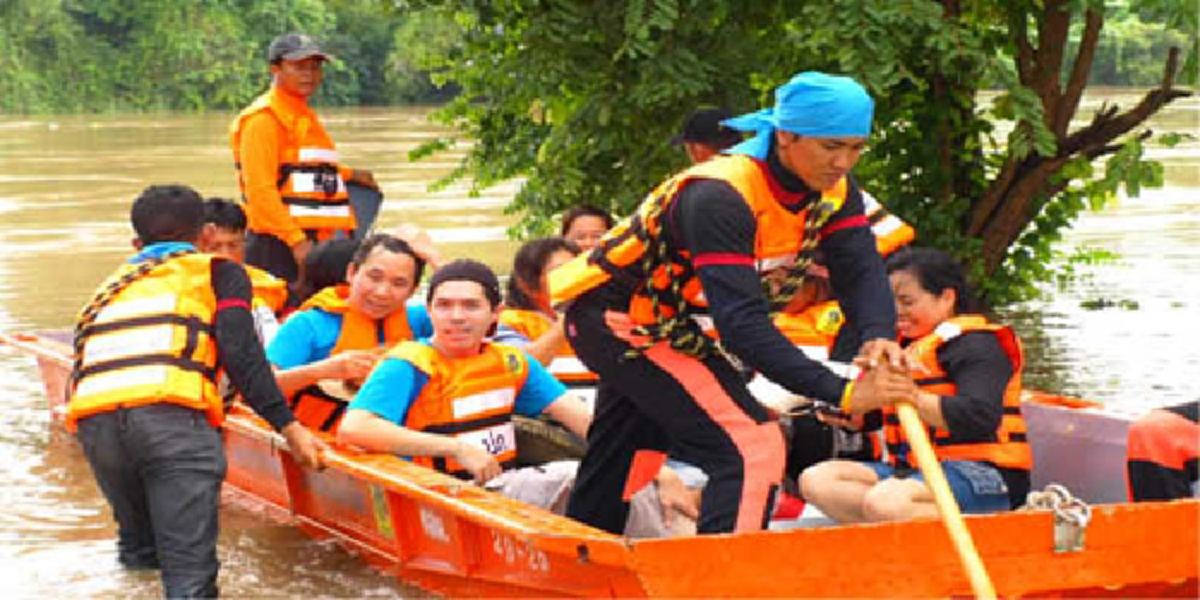 พระองค์ยังอยู่กับเราเสมอ!!! หนุ่มถือรูป"ในหลวงร.9-ราชินี" เดินข้ามสะพานต้นไม้ขณะน้ำป่าไหลเชี่ยว  ปภ.สรุป10จว.คลี่คลายแล้ว2 ระวังฝนซ้ำดินถล่ม