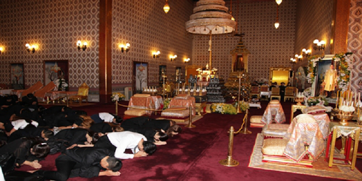 ขอไทยรวมใจเป็นหนึ่งน้อมถวายอาลัย!!! สมเด็จพระเจ้าอยู่หัวเสด็จฯวางพวงมาลาของพระราชินี กราบถวายบังคมพระบรมศพ (หมายกำหนดการพระราชพิธีครบ100วัน)