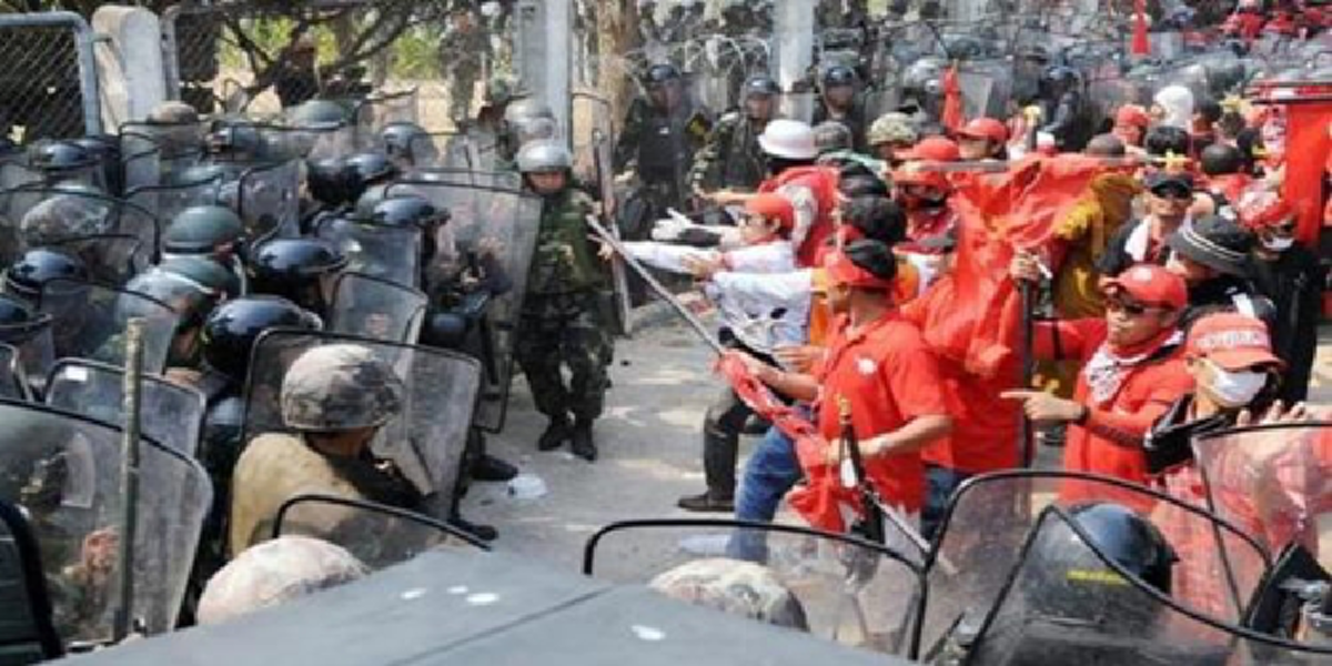 ด่วนที่สุด!!! ศาลสั่งจำคุก10ปี2ชายชุดดำถล่มM79 แยกคอกวัวปี53 พบเป็นการ์ดนปช.ยิงทหาร ทำพันเอกร่มเกล้า เสียชีวิต ยกฟ้อง3แต่ให้ขังไว้ก่อน???