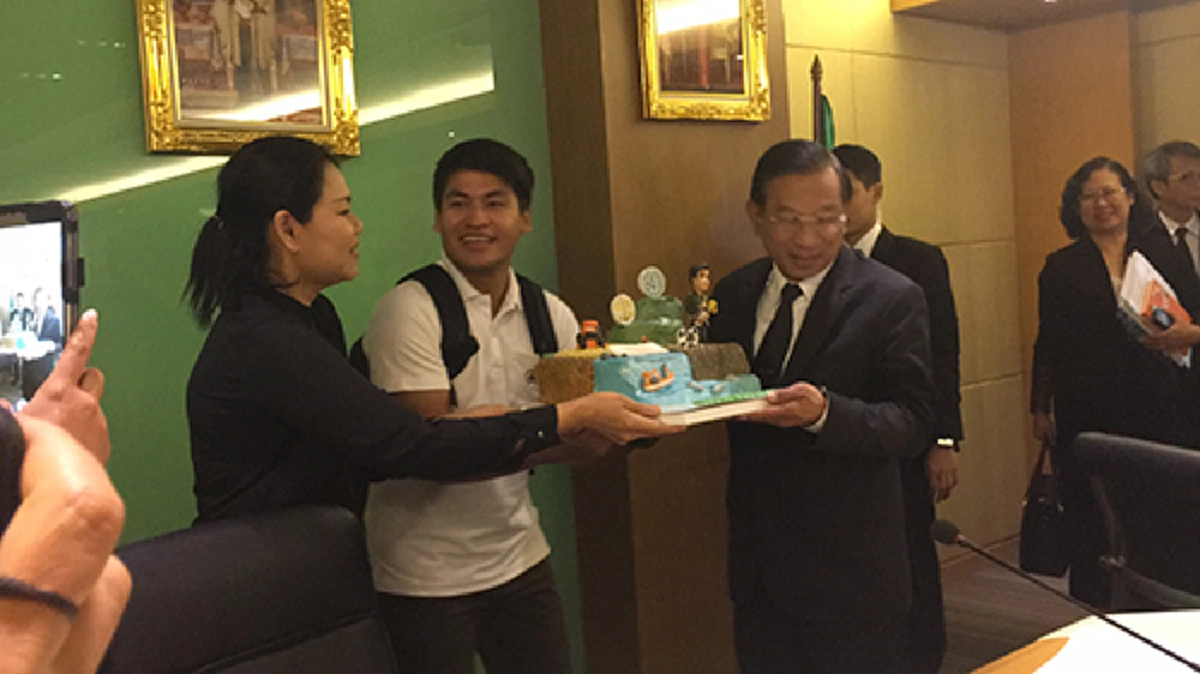 บางครั้ง..ทหารก็มีโมเมนต์นี้!!! "บิ๊กฉัตร" ถึงน้ำตาซึมสื่อแอบเซอไพรส์วันเกิด ย้ำตั้งใจเข้ามาทำงานด้วยความซื่อสัตย์ ทำสุดความสามารถเพื่อให้เกษตรกรมีความสุข