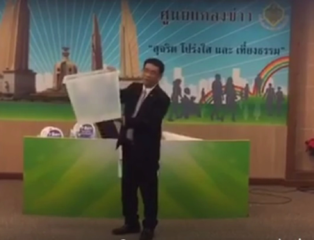 จะขำฮาก็ไม่เชิง!!! "สมชัย" โชว์ความแข็งแรงหีบบัตรคะแนนประชามติ อ๊ะๆสุดท้ายเกิดอะไรขึ้นต้องไปดู ??? (มีคลิป)
