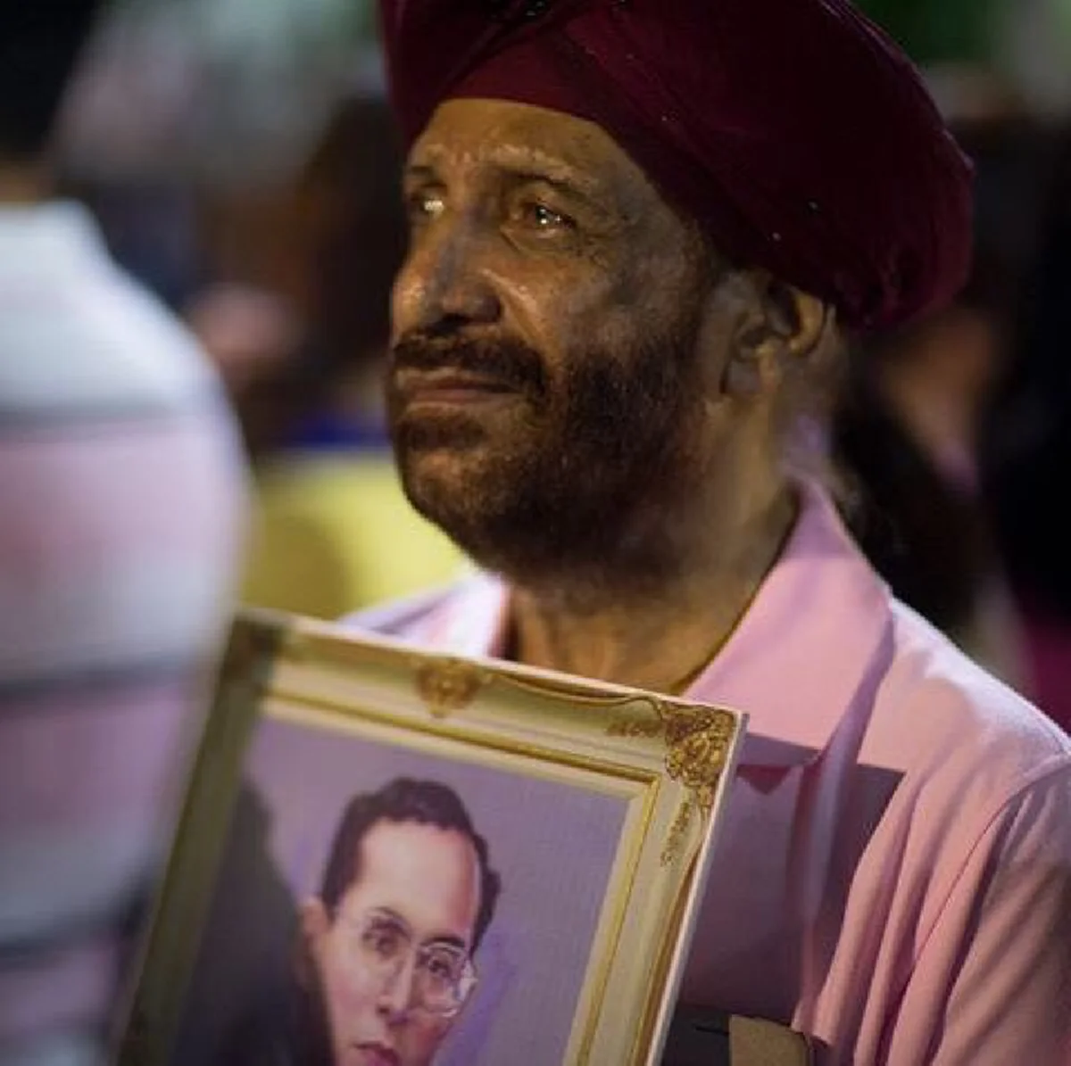 รู้แล้วมีอึ้ง!!!พบแล้ว "ชายอินเดีย" ที่ปรากฎตัวถือพระบรมฉายาลักษณ์ในหลวงร.9 บ่อยๆ เพราะที่แท้เขาคือคนนี้...