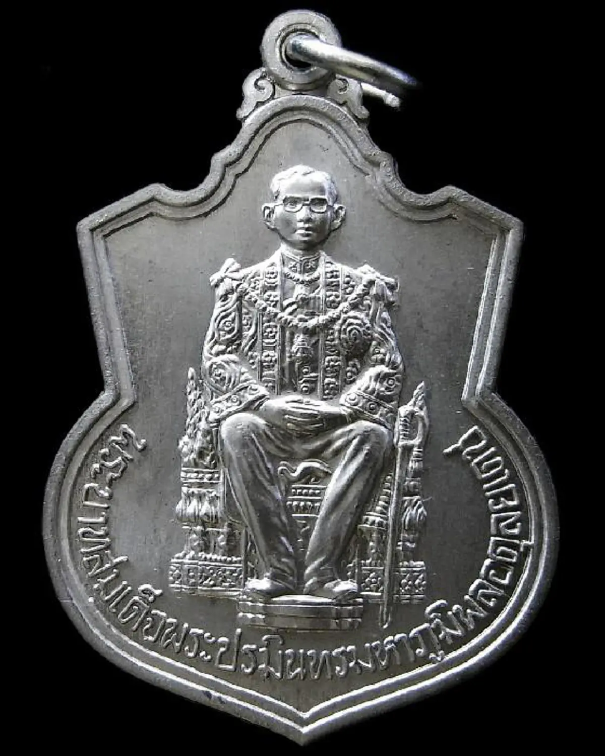 ย้อนรอยปาฏิหาริย์ "เหรียญในหลวงนั่งบัลลังก์ปี39" ตร.ดวลปืนกับผู้ร้าย แม้เจ็บสาหัส แต่กลับรอดตาย! เชื่อด้วยพระบารมี