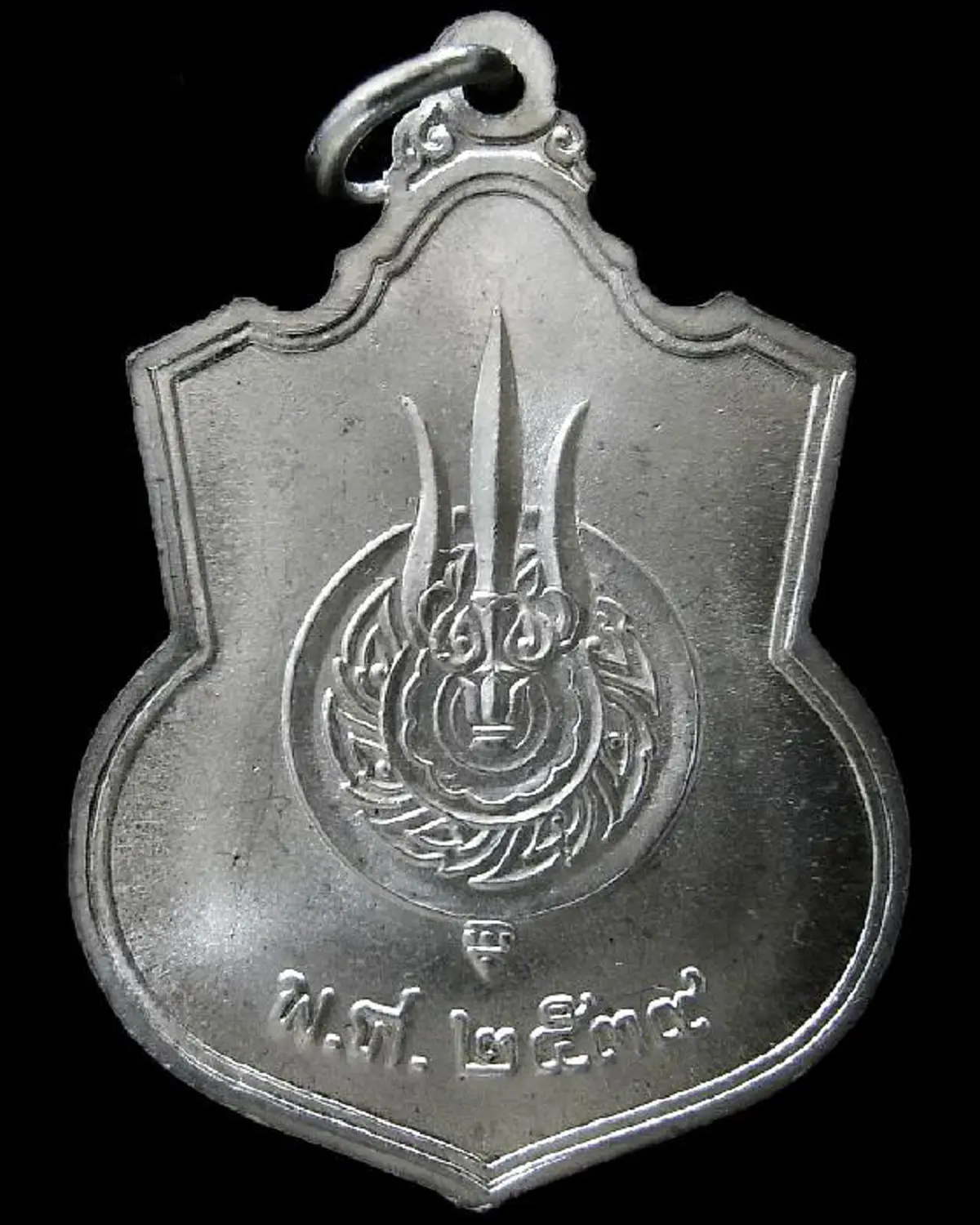 ย้อนรอยปาฏิหาริย์ "เหรียญในหลวงนั่งบัลลังก์ปี39" ตร.ดวลปืนกับผู้ร้าย แม้เจ็บสาหัส แต่กลับรอดตาย! เชื่อด้วยพระบารมี