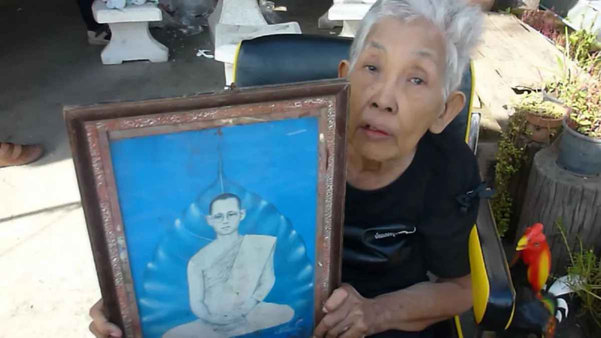 น้ำตาไหลแล้ว ไหลอีก!! เปิดความรู้สึก "แม่เฒ่า วัย 80 ปี" พูดถึงในหลวง รัชกาลที่ 9 แถมแจกข้าวมันไก่ กินฟรีไม่อั้น ถวายเป็นพระราชกุศล!!