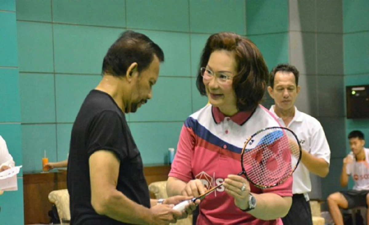 สมเด็จพระราชาธิบดีฮัจญี ฮัสซานัล โบลเกียห์ มูอิซซัดดีน วัดเดาละห์ กษัตริย์แห่งบรูไน ทรงร่วมเล่นแบดมินตันกับนักกีฬาไทย