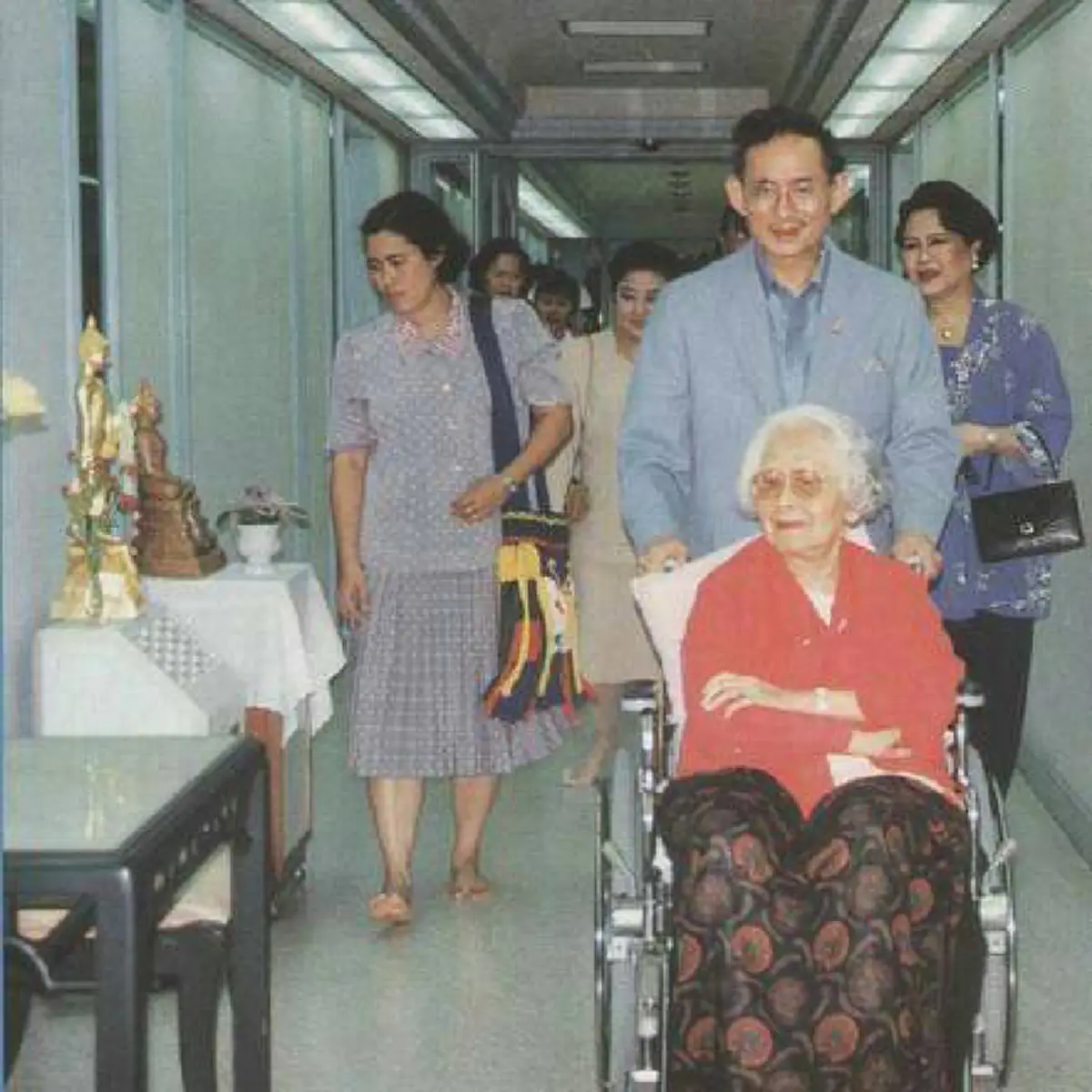 สุดซาบซึ้งเมื่อครั้ง"ในหลวงร.๙"ทรงนำดอกไม้ที่พระองค์ปลูกเสด็จเยี่ยมมอบให้สมเด็จย่าฯณ รพ.ศิริราชน้อมรำลึกถึงพระมหากรุณาธิคุณของพระองค์ฯ(คลิป)