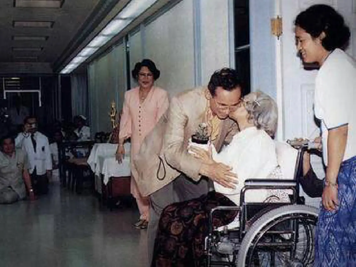 สุดซาบซึ้งเมื่อครั้ง"ในหลวงร.๙"ทรงนำดอกไม้ที่พระองค์ปลูกเสด็จเยี่ยมมอบให้สมเด็จย่าฯณ รพ.ศิริราชน้อมรำลึกถึงพระมหากรุณาธิคุณของพระองค์ฯ(คลิป)