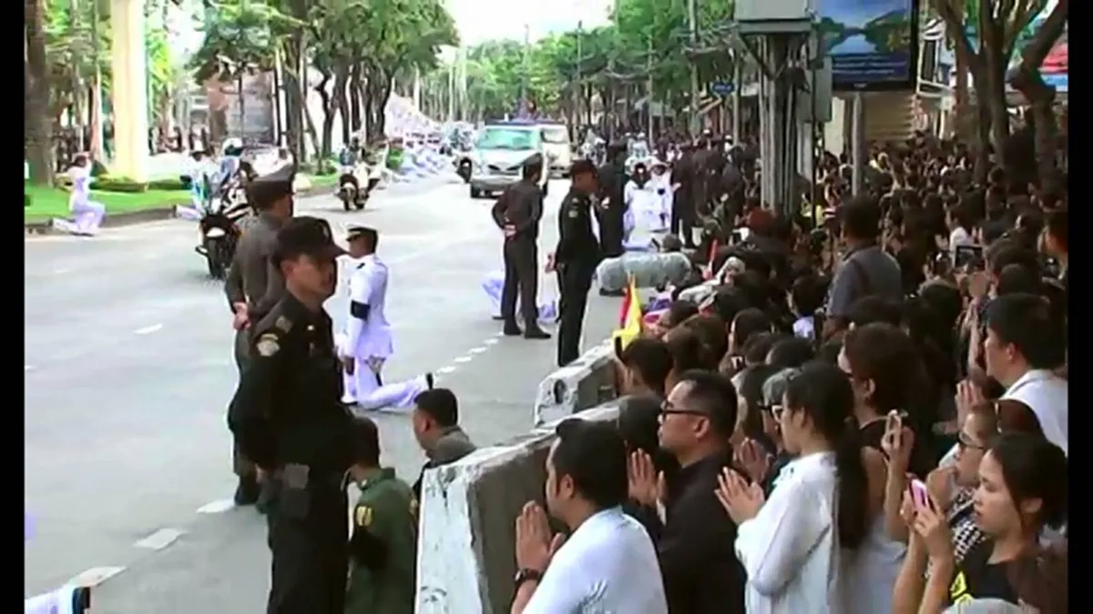 น้ำตาหลั่งไหล!! พสกนิกรก้มกราบส่งเสด็จ พระบรมศพเคลื่อนจากรพ.ศิริราช สู่พระบรมมหาราชวัง (ประมวลภาพ)