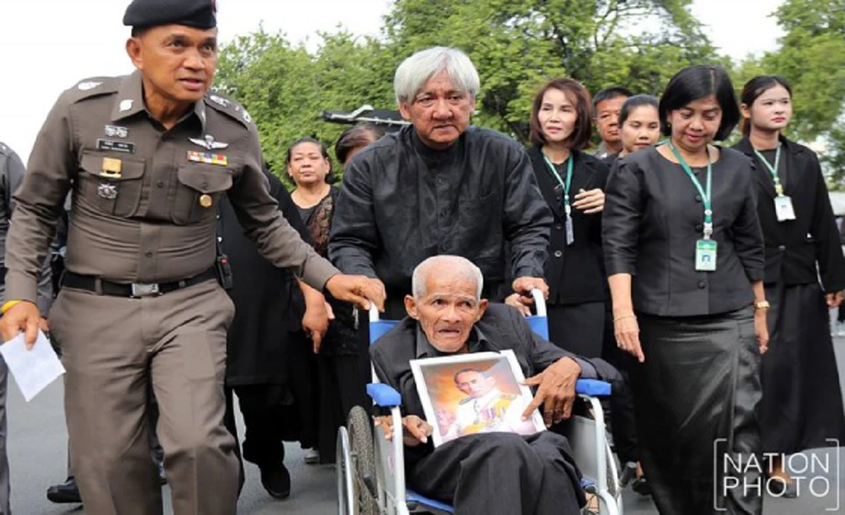 สุขเแฝงความเศร้า!! "ลุงเอี่ยม" ขอทานเงินล้านใจบุญ ดีใจมีโอกาสเข้ากราบพระบรมศพ หลังทุกข์ใจหนักทราบข่าวสวรรคตของพ่อหลวง