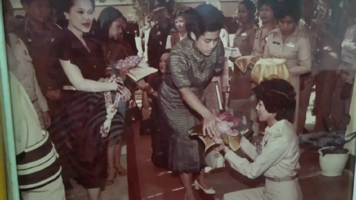 เล่าทั้งน้ำตา!! "ครูเกษียณ" เผย ในหลวง ร.9 ทรงเคยตรัส ของทุกชิ้นที่ชาวบ้านถวาย อย่านำไปทิ้ง..